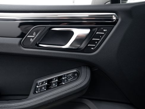 Certified 2026 Porsche Macan AWD/4WD image 19