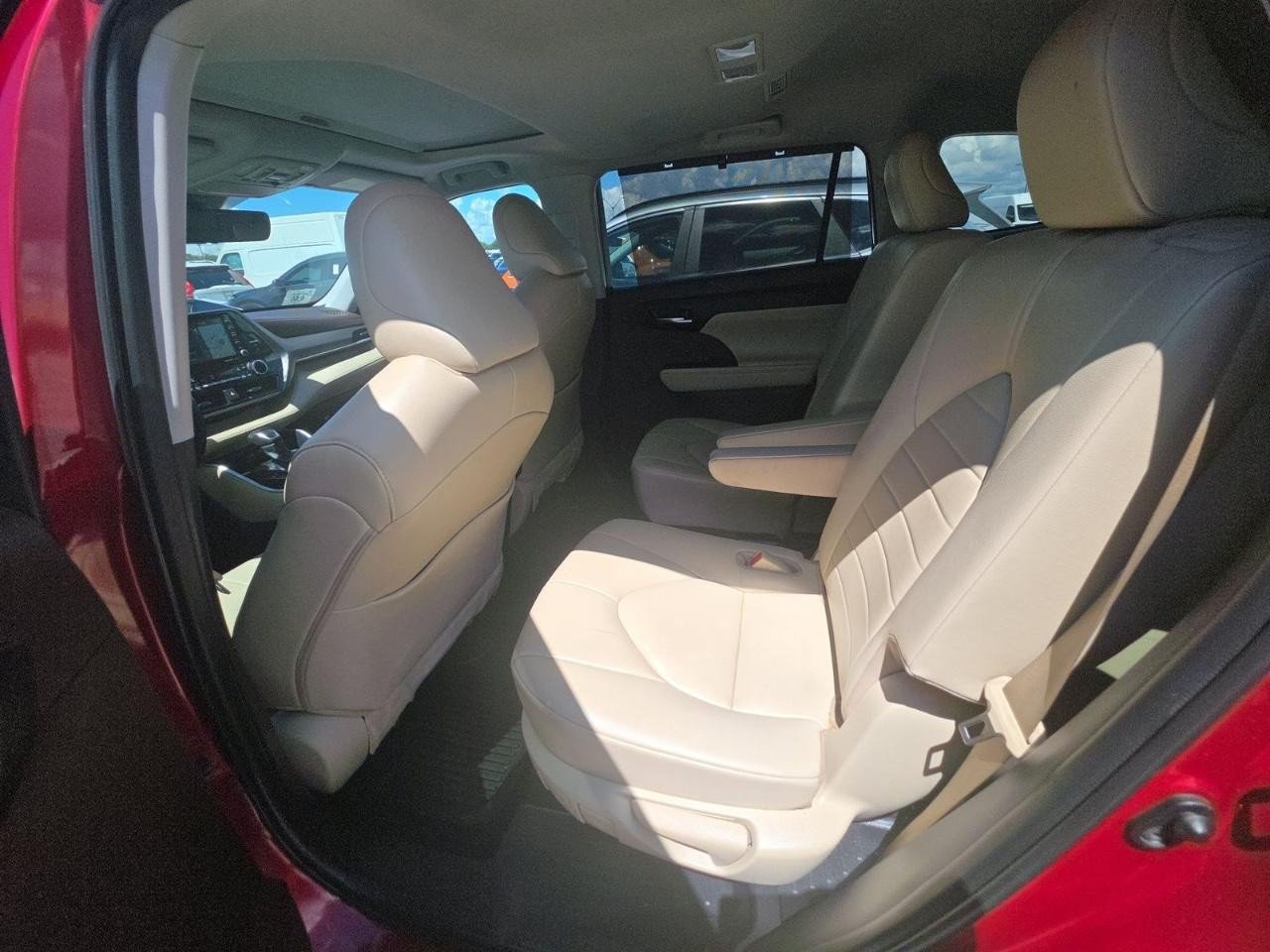 Used 2021 Toyota Highlander XLE AWD/4WD image 11