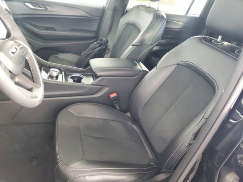 Used 2025 Jeep Grand Cherokee L Altitude image 12