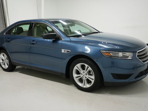 Used 2018 Ford Taurus SE image 3