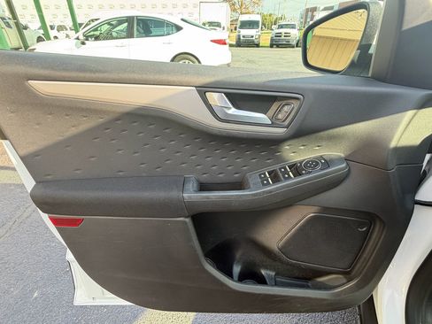 Used 2020 Ford Escape SE image 18