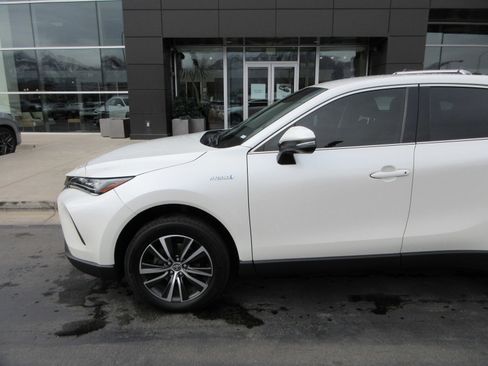 Used 2021 Toyota Venza LE image 2