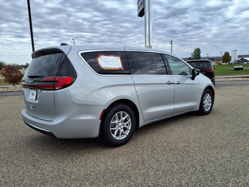 New 2026 Chrysler Pacifica Select FWD image 3