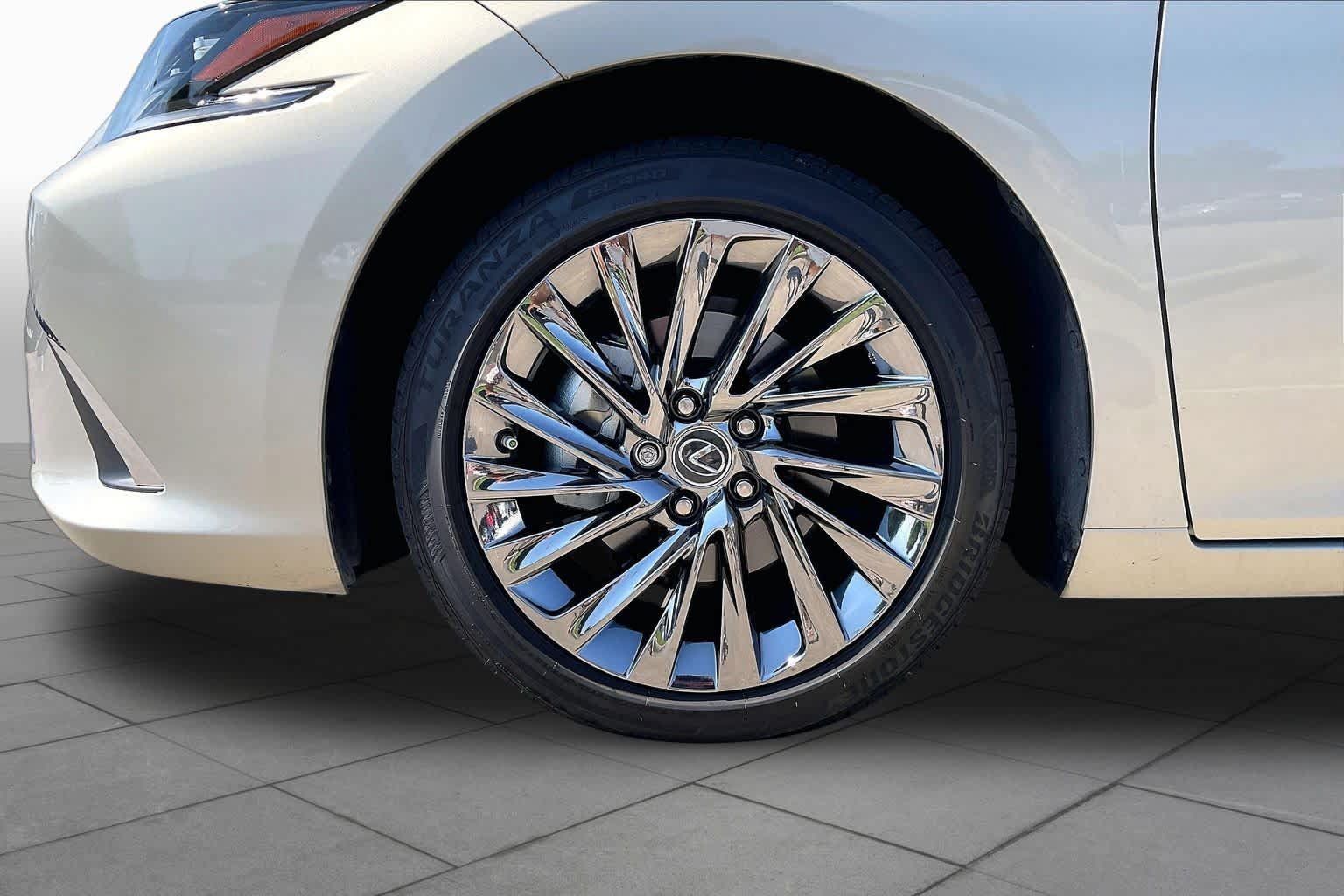 Used 2024 Lexus ES 300h Ultra Luxury w/ Accessory Package (Z2) FWD image 9