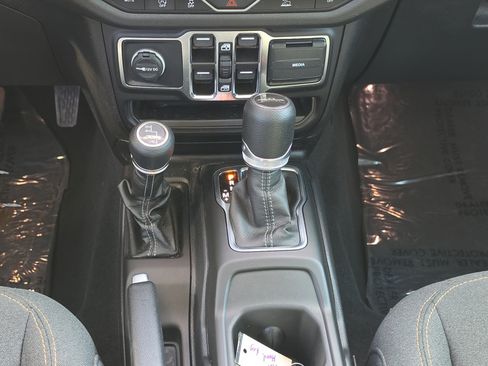 Used 2025 Jeep Gladiator Sport AWD/4WD image 15
