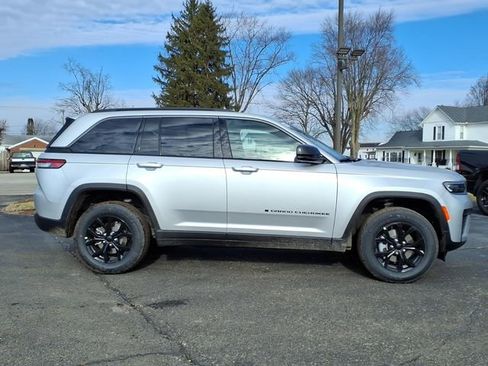 New 2026 Jeep Grand Cherokee Altitude AWD/4WD image 8