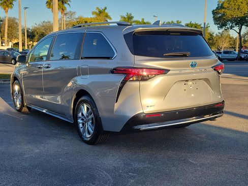 Used 2025 Toyota Sienna Limited image 6