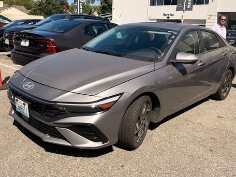 Used 2024 Hyundai Elantra Limited FWD image 2