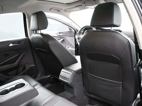 Certified 2021 Volkswagen Jetta SE FWD image 25