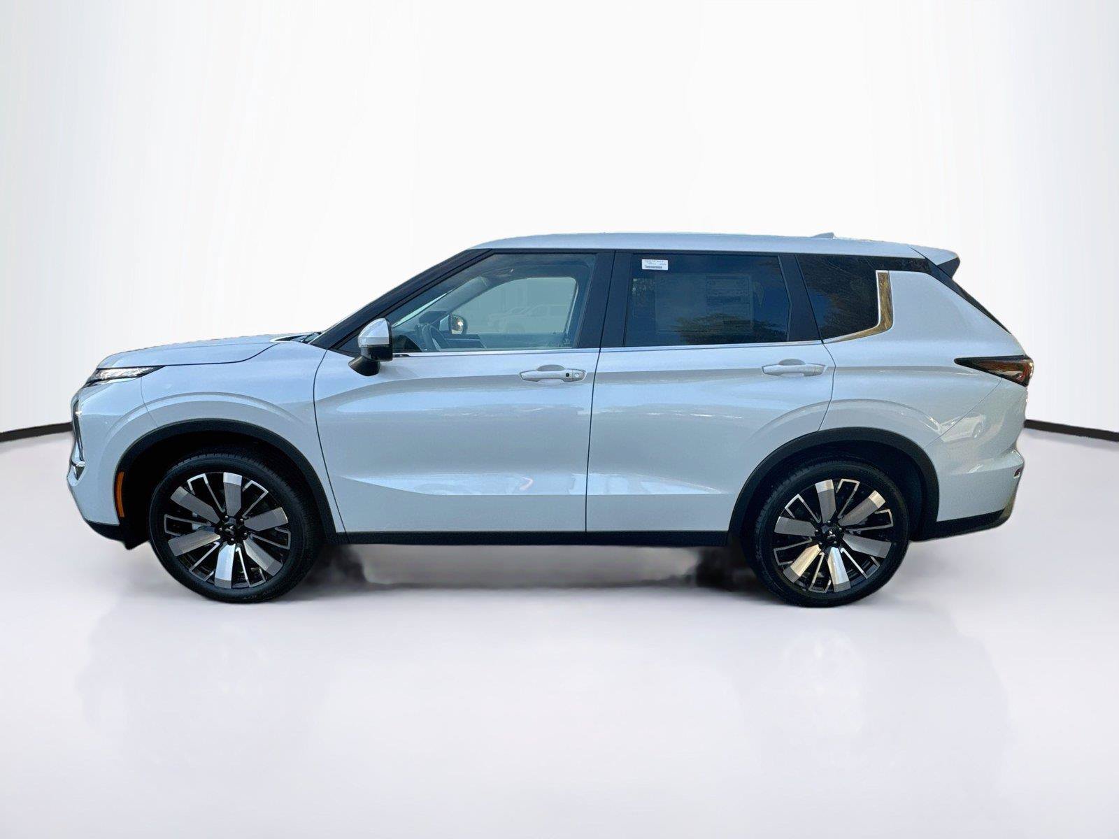 New 2026 Mitsubishi Outlander SE FWD image 2