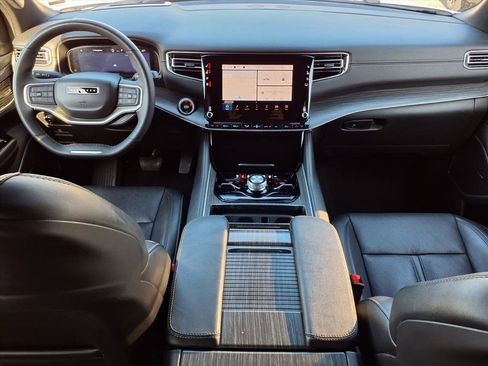 Certified 2024 Jeep Wagoneer L Series III w/ Flexible Seating Group image 41