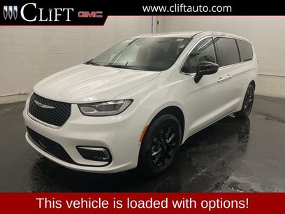Used 2025 Chrysler Pacifica Select w/ Uconnect Theater Family Group