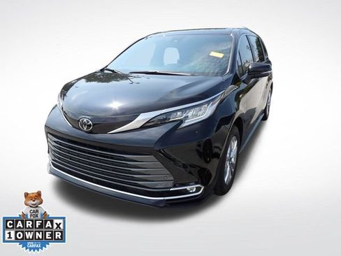 Used 2026 Toyota Sienna Limited FWD image 8