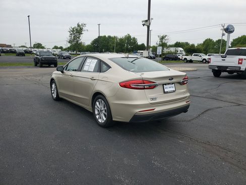 Used 2019 Ford Fusion SE FWD image 2