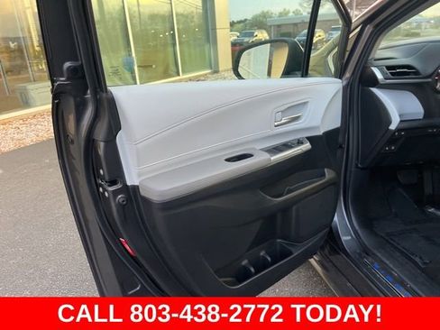 Used 2025 Toyota Sienna XLE FWD image 5