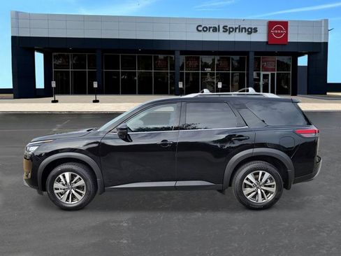 New 2025 Nissan Pathfinder SL image 2