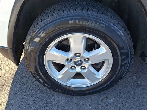 Used 2011 Jeep Grand Cherokee Laredo image 28