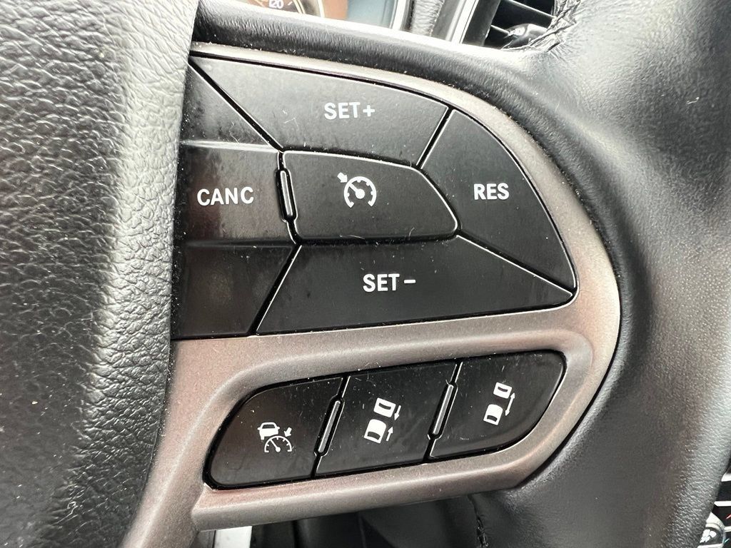 Used 2020 Jeep Cherokee Limited w/ Technology Group AWD/4WD image 40