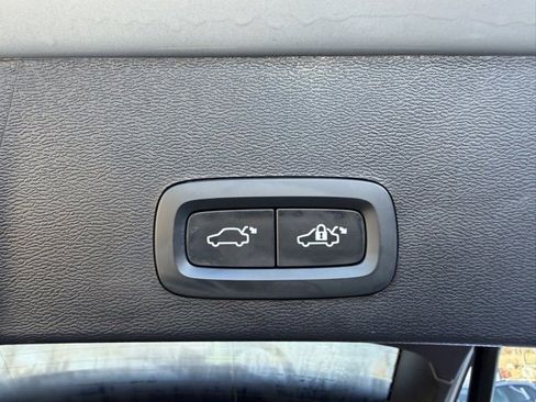 Used 2023 Volvo XC40 B5 Plus image 59