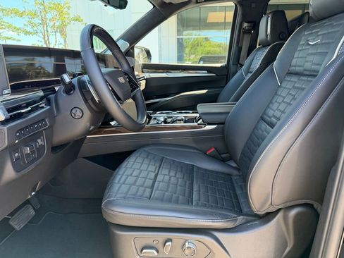 Used 2025 Cadillac Escalade Sport Platinum w/ LPO, ONYX Package AWD/4WD image 8