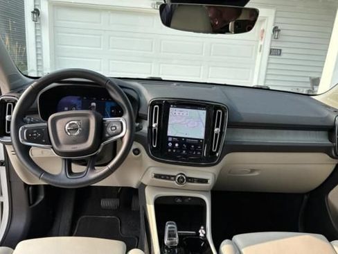Used 2023 Volvo XC40 B5 Plus w/ Climate Package AWD/4WD image 6