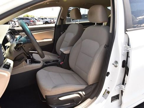 Used 2020 Hyundai Elantra SE FWD image 17