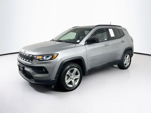 Used 2024 Jeep Compass Latitude AWD/4WD image 3