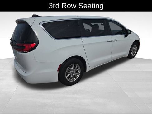 Used 2025 Chrysler Pacifica Select FWD image 8
