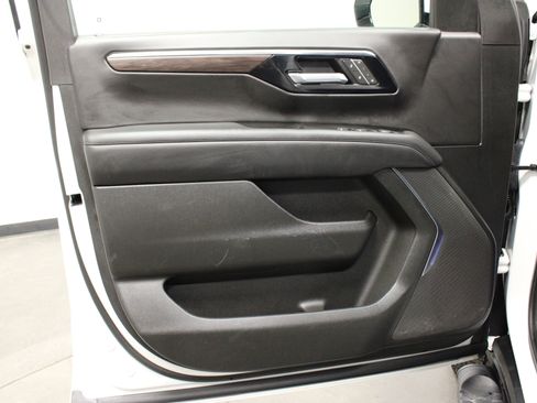 Used 2025 Chevrolet Suburban Z71 image 20