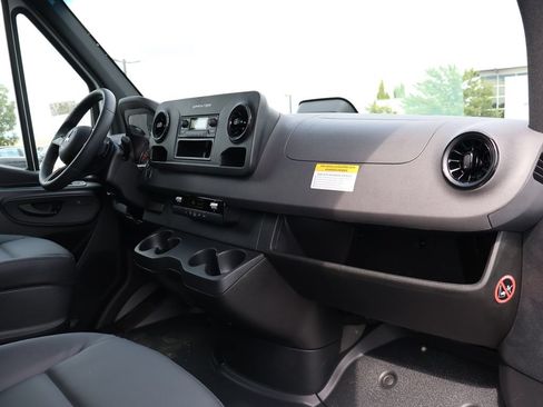 Used 2025 Mercedes-Benz Sprinter 2500 image 9