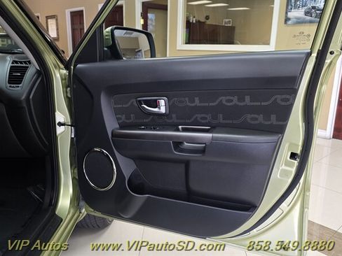 Used 2013 Kia Soul + FWD image 12