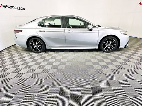 Used 2023 Toyota Camry SE image 2