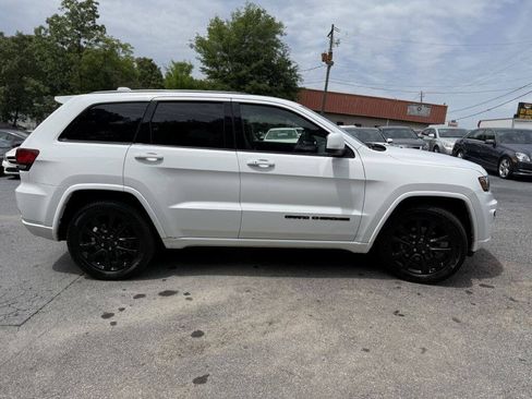 Used 2019 Jeep Grand Cherokee Altitude RWD image 4