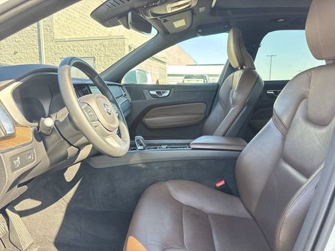 Used 2022 Volvo XC60 B5 Momentum w/ Protection Package Premier FWD image 11