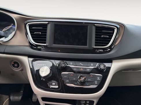 Used 2018 Chrysler Pacifica Touring-L FWD image 11