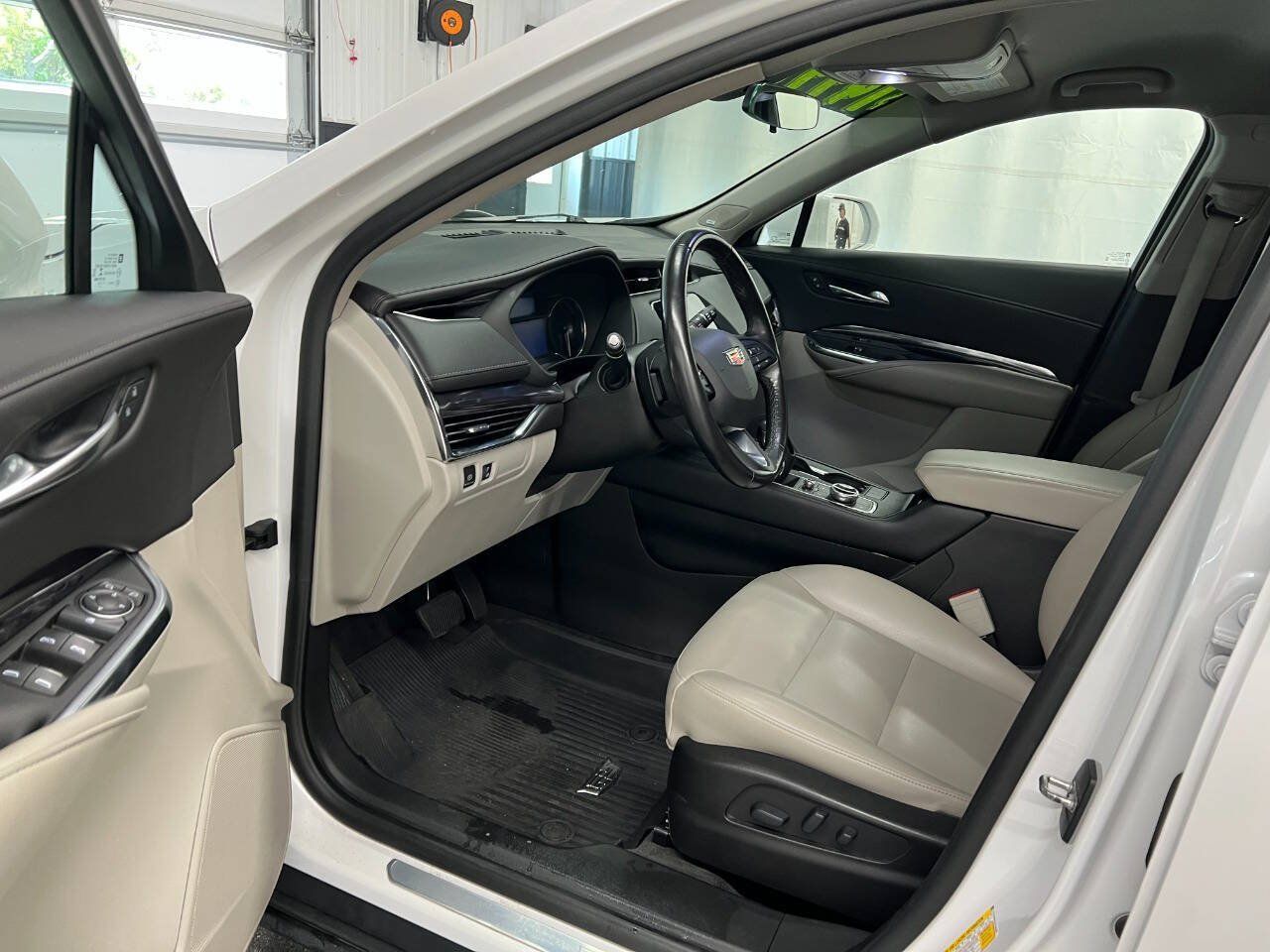 Used 2019 Cadillac XT4 Luxury w/ Cold Weather Package AWD/4WD image 7