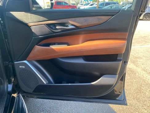 Used 2019 Cadillac Escalade Premium Luxury AWD/4WD image 16