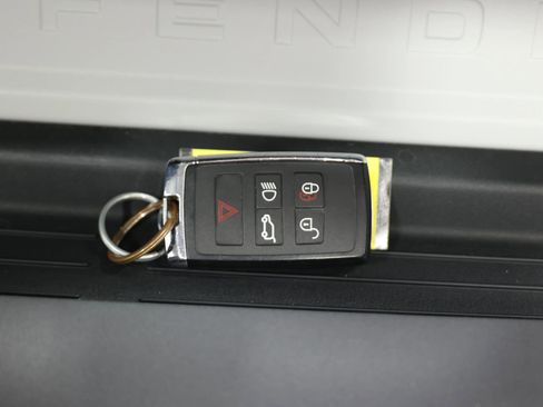 Used 2022 Land Rover Defender 110 SE image 5