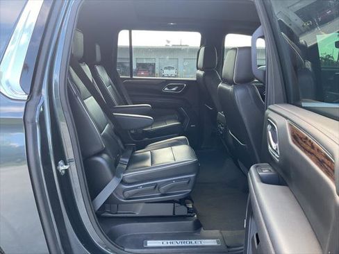 Used 2021 Chevrolet Suburban Premier w/ Premium Package RWD image 17