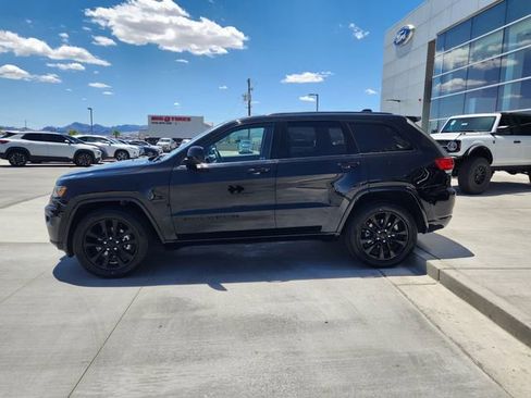 Used 2017 Jeep Grand Cherokee Altitude RWD image 8