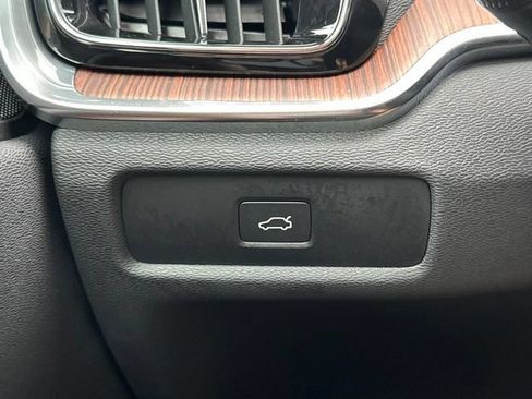 Certified 2025 Volvo V60 B5 Cross Country Plus AWD/4WD image 29
