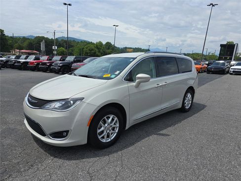 Used 2020 Chrysler Pacifica Touring-L FWD image 7