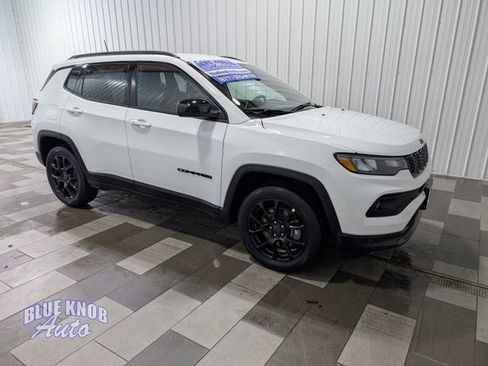 Used 2025 Jeep Compass Latitude w/ Convenience Group AWD/4WD image 5