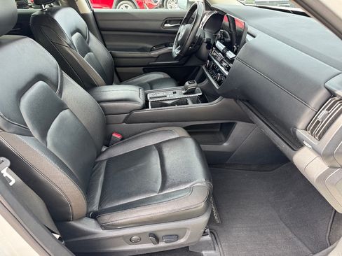Used 2023 Nissan Pathfinder SL w/ Black Appearance Package FWD image 16