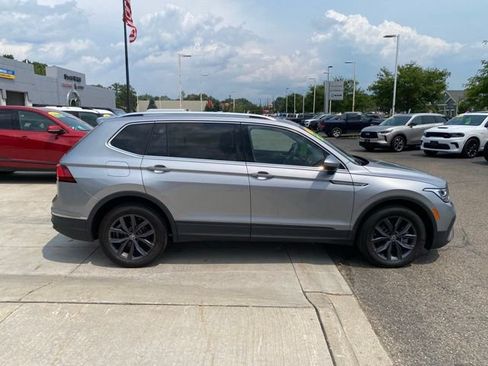 Used 2023 Volkswagen Tiguan SE w/ Panoramic Sunroof Package AWD/4WD image 2