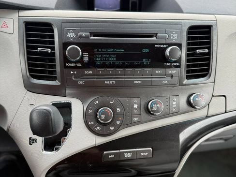 Used 2012 Toyota Sienna LE image 28