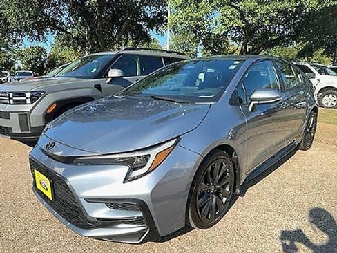 Used 2023 Toyota Corolla SE FWD image 3