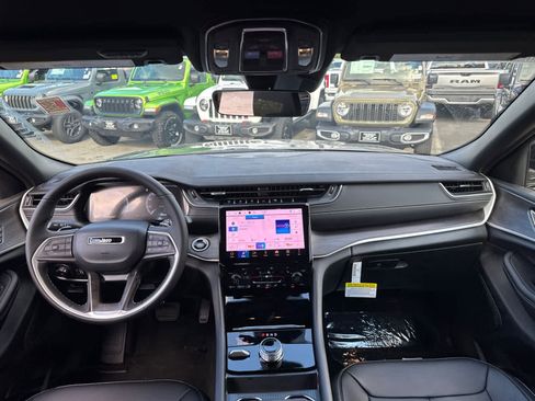 New 2025 Jeep Grand Cherokee Limited w/ Black Appearance Package image 33