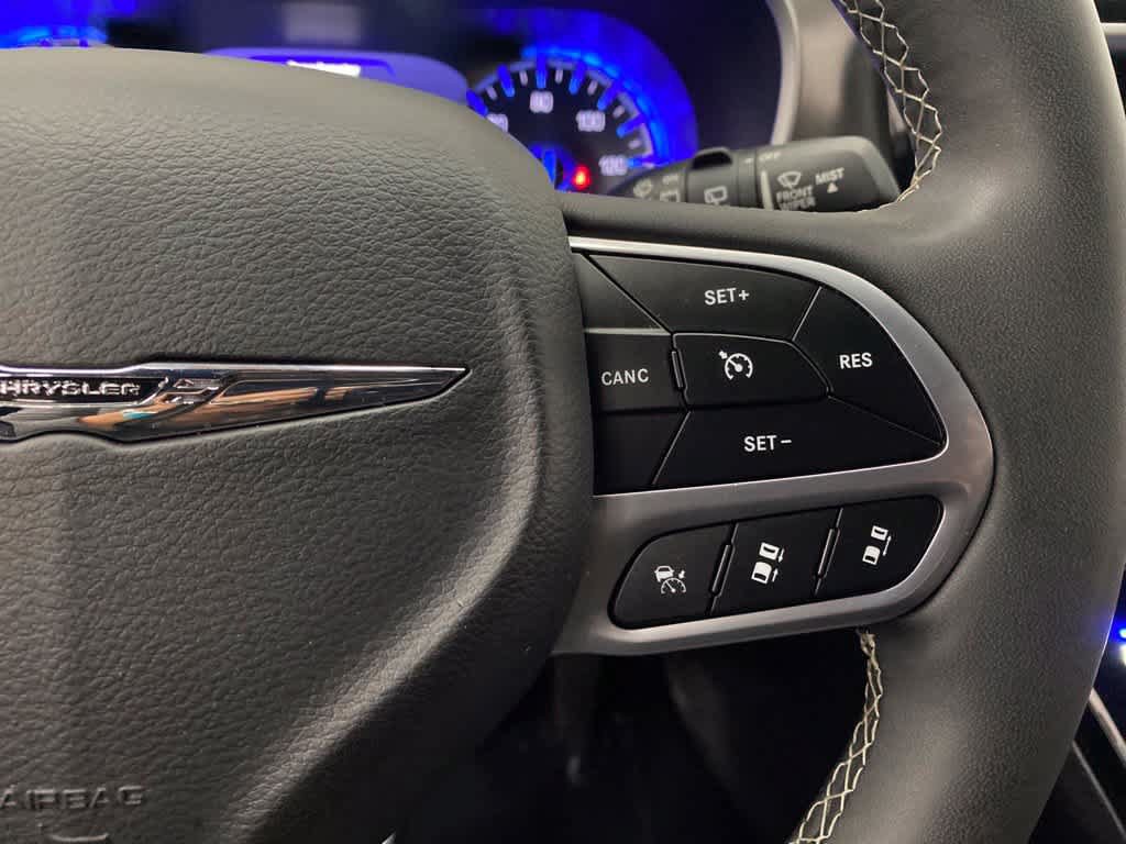 Used 2025 Chrysler Pacifica Select FWD image 20