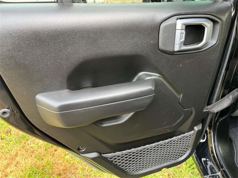 Used 2024 Jeep Wrangler Unlimited image 15